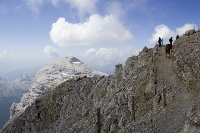 2011-08-26_09-22-19 cadore.jpg - Brckeliger Weg am Tofana di Mezzo - Blick zum Tofana de Rozes